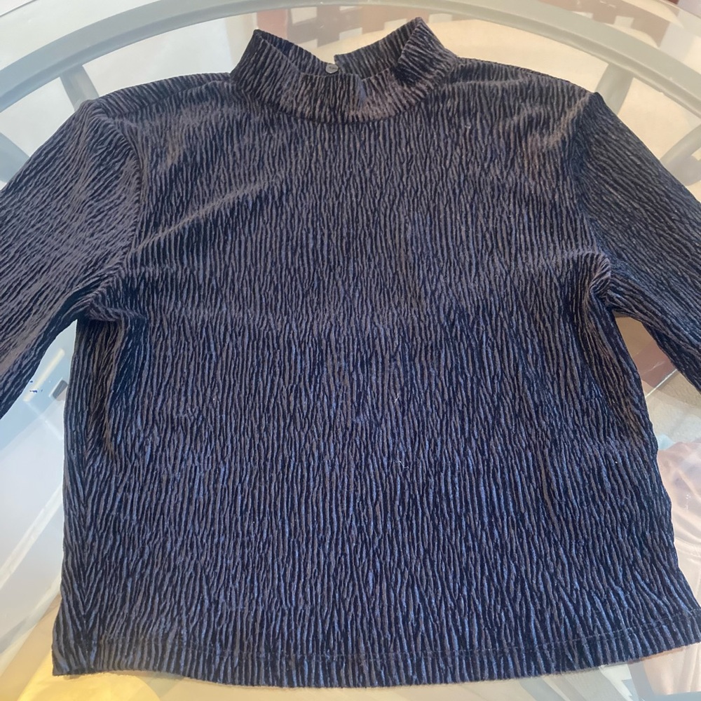 🔴4/$12 Women’s H&M Velvet High Neck Crop Top Size Medium Soft and stylish.